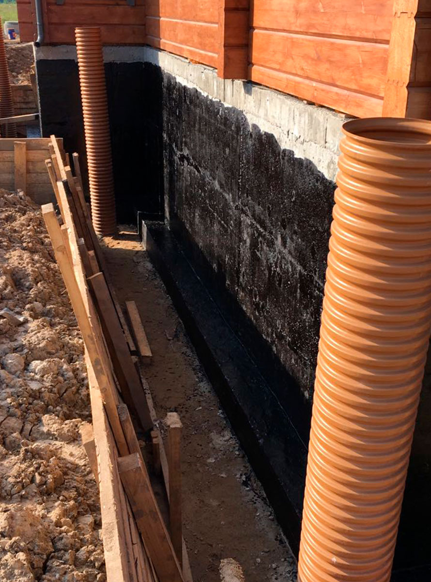 Système de drainage autour de la maison : dispositif de drainage et installation