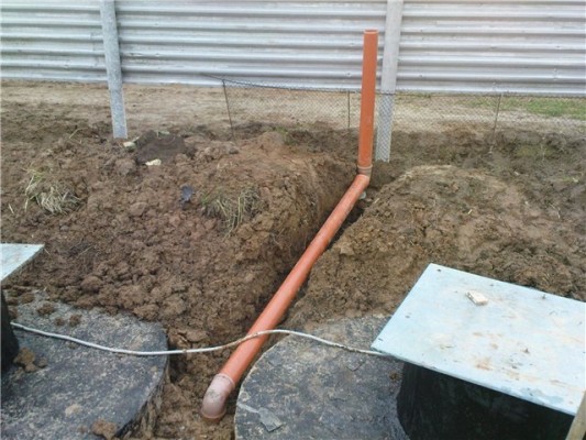 Installation d'un tuyau d'égout pour l'assainissement: nous ventilons correctement