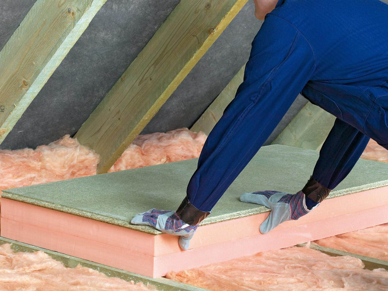 Comment isoler le plafond d'une maison avec un toit froid