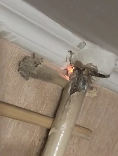 Pourquoi la chaudière choque-t-elle du corps ou à travers l'eau - causes courantes de problèmes et leur élimination