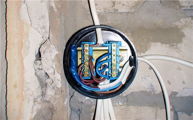 Câblage dans une maison à ossature: normes, règles, méthodes de pose, instructions d'installation