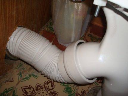 Caractéristiques de l'installation d'un drain de toilette perpendiculaire au plan de la colonne montante d'égout