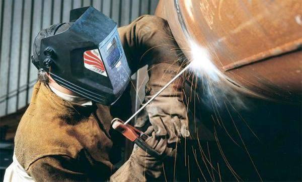 Nous cuisinons des tuyaux par soudure électrique sous un miroir