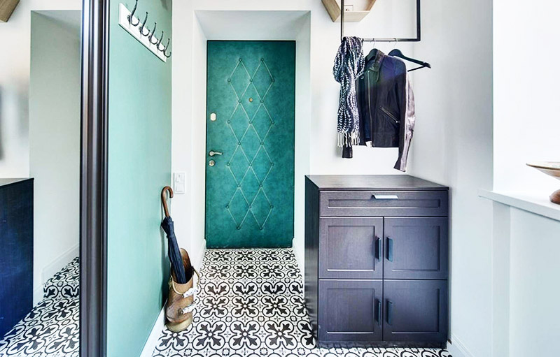 5 façons de sélectionner avec succès des meubles pour agrandir visuellement le couloir