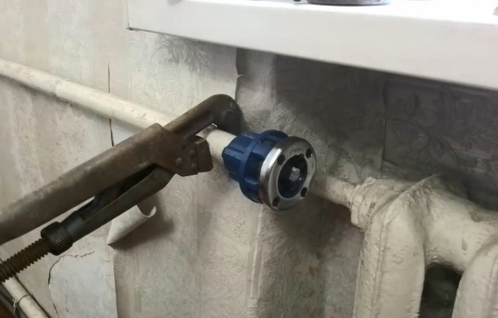 Comment couper un fil sur un tuyau - avec un coupe-fil ou manuellement ?