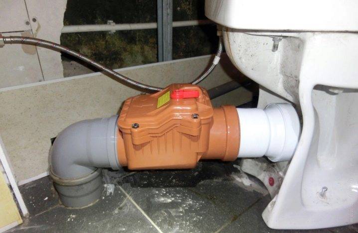 Installer une toilette au sol de vos propres mains et la raccorder à l'égout