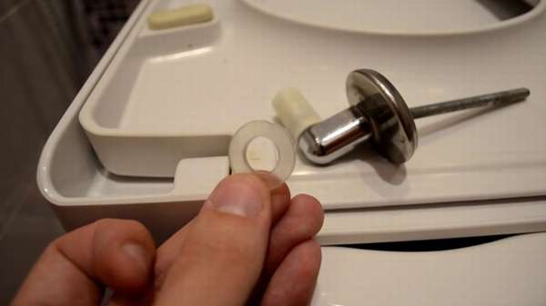 Fixation du couvercle des toilettes : comment retirer l'ancien et installer un nouveau siège de toilette