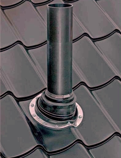 Vaut-il la peine d'amener le tuyau d'échappement dans un grenier froid ou les vannes d'aération sont-elles suffisantes ?