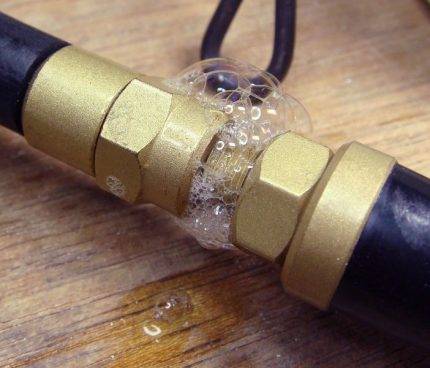 Faire le plein de cartouches de gaz pour brûleurs de vos propres mains: instructions pour différents types de bouteilles