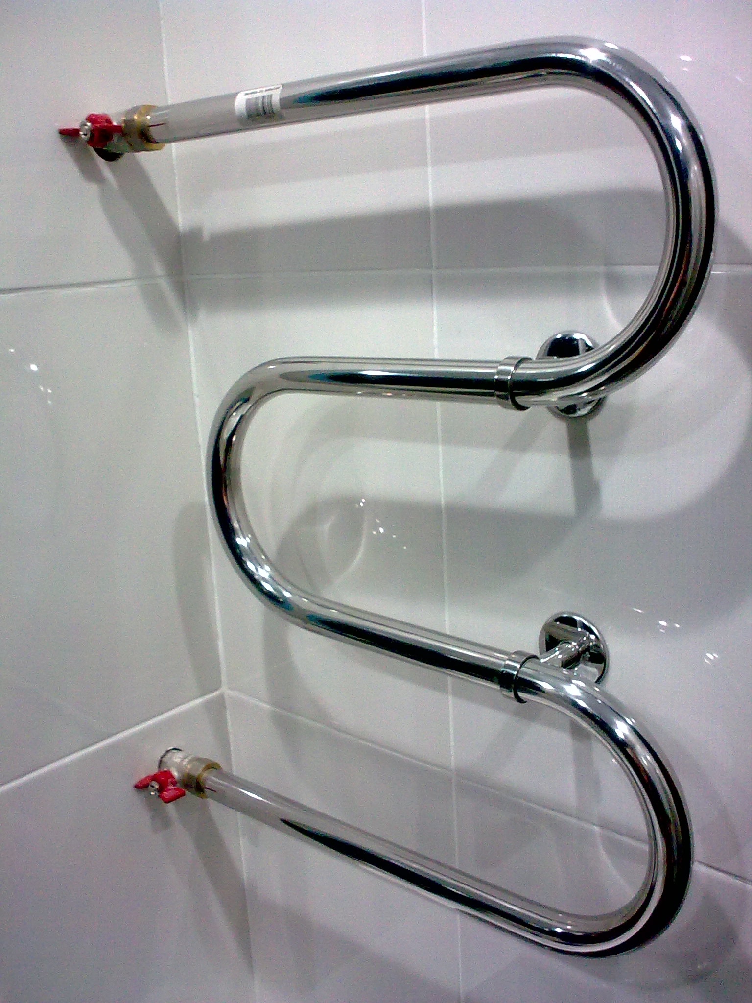 Raccordement d'un radiateur sèche-serviettes à une colonne montante d'eau chaude : schéma