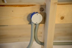 Un moyen facile d'éviter d'endommager les fils lors du perçage dans un mur