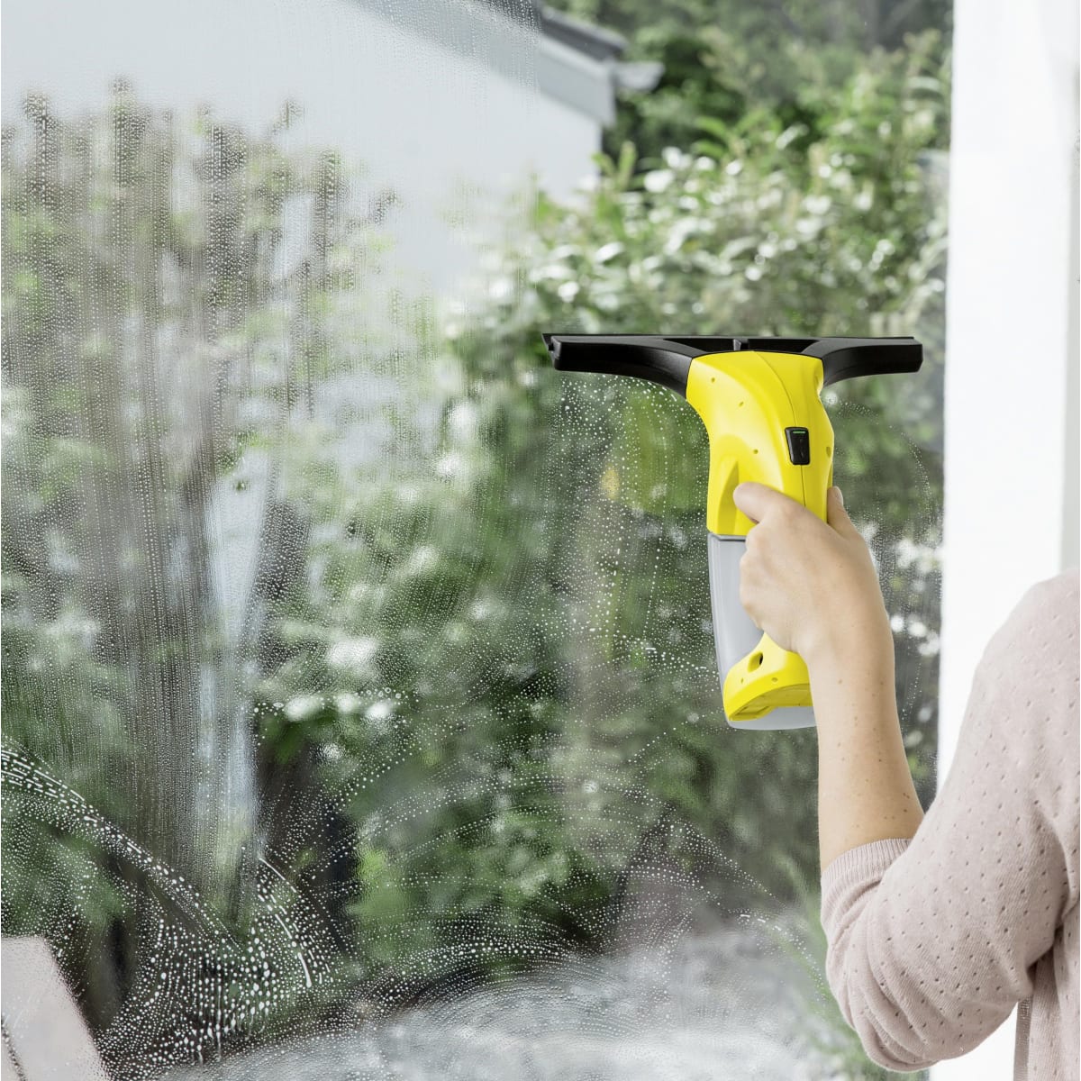 Choisir un aspirateur balai : choisir par paramètres et fabricants, les meilleurs modèles selon avis clients, points importants, trucs et astuces utiles