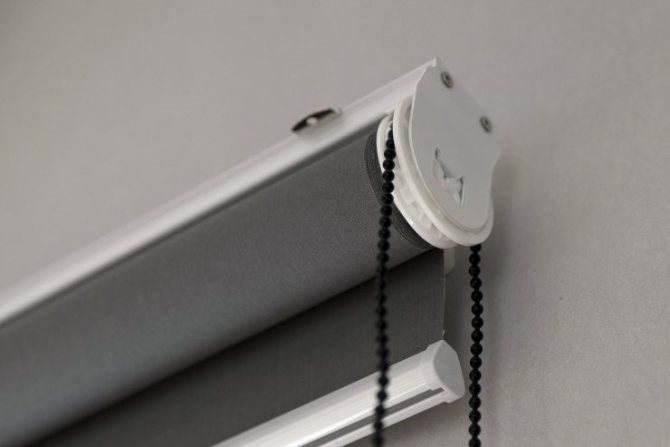 Stores enrouleurs à faire soi-même: instructions étape par étape + nuances de choix d'un tissu et d'une option de torsion