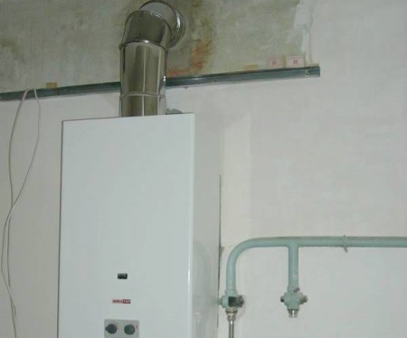 Est-il possible d'installer un adaptateur avec une section de cheminée de 120 mm et une sortie de colonne de 130 mm ?