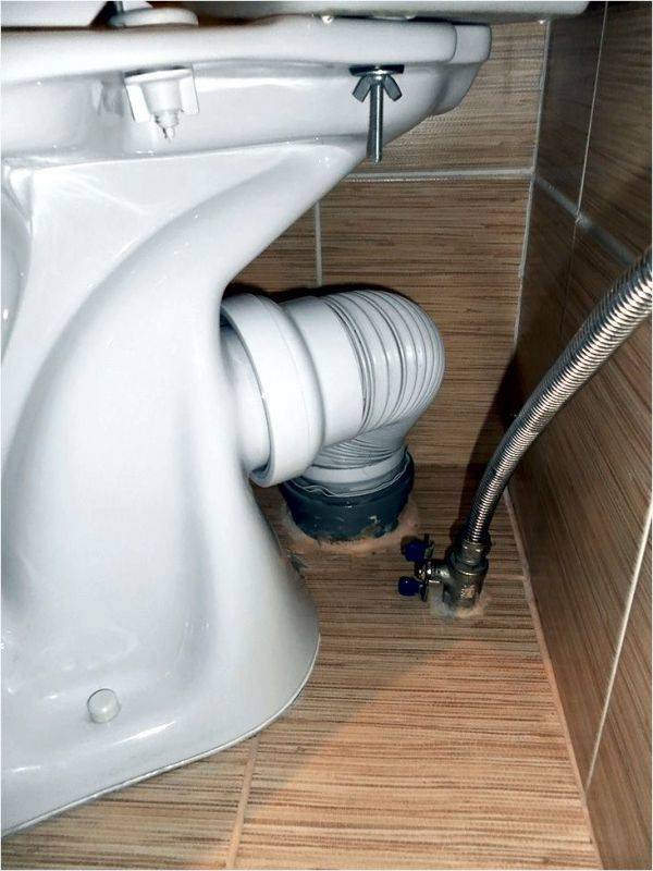 Installation de l'ondulation sur les toilettes et les spécificités de la connexion de la plomberie avec celle-ci