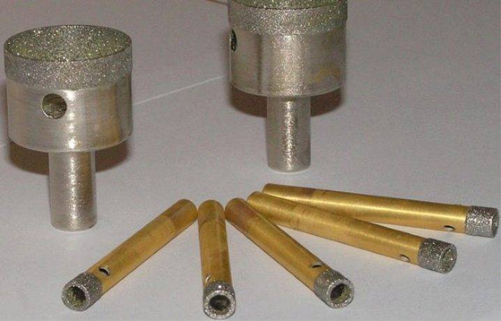 Un moyen simple d'assurer un mouillage de haute qualité de la couronne diamantée sur le carreau