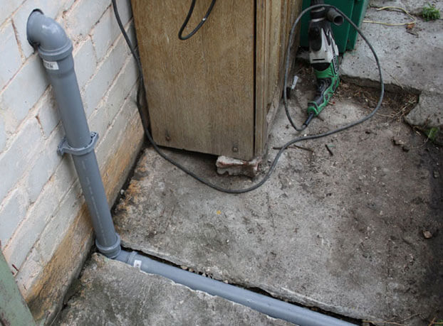 Installation de systèmes d'égouts internes et externes dans une maison privée