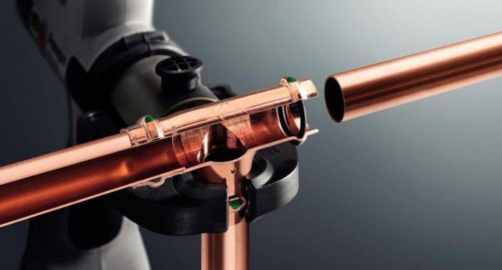 Tuyaux d'incendie, d'eau et de cuivre : caractéristiques du travail avec des tuyaux et des raccords en cuivre