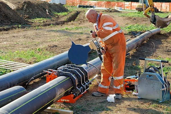Pose d'un gazoduc dans un boîtier à travers un mur: les spécificités de l'appareil permettant d'entrer le tuyau de gaz dans la maison