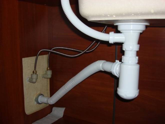 Installer un siphon dans la cuisine : comment assembler et installer l'appareil + schémas et exemple d'installation