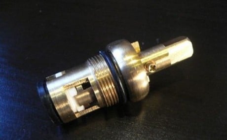 Comment changer le coffre de la grue, compte tenu de sa taille