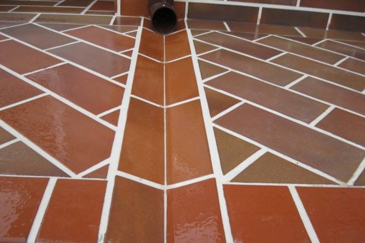 Comment créer une zone aveugle autour de la maison de vos propres mains: règles et méthodes pour aménager un système à marée basse