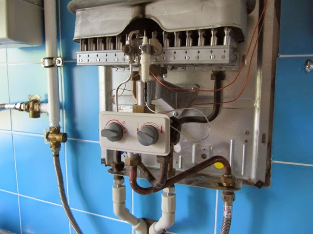 La chaudière à gaz claque lorsqu'elle est chauffée: pourquoi le chauffage et le refroidissement s'accompagnent de bruit