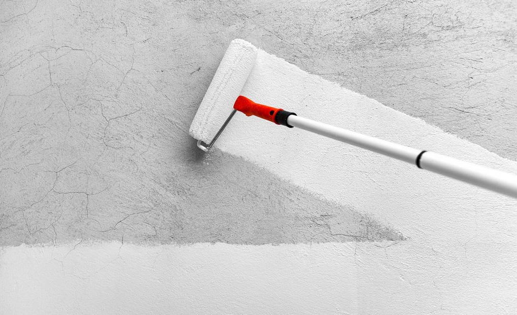 Faut-il apprêter les murs avant de poser du papier peint ?