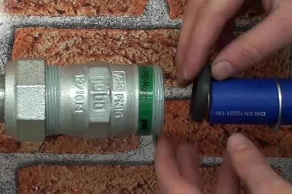 Connexion de tuyaux en plastique avec du métal - kanalizaciya-stroy