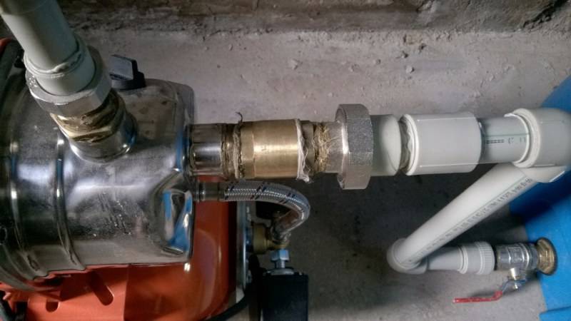 Installation d'une pompe de surface: comment se connecter de ses propres mains