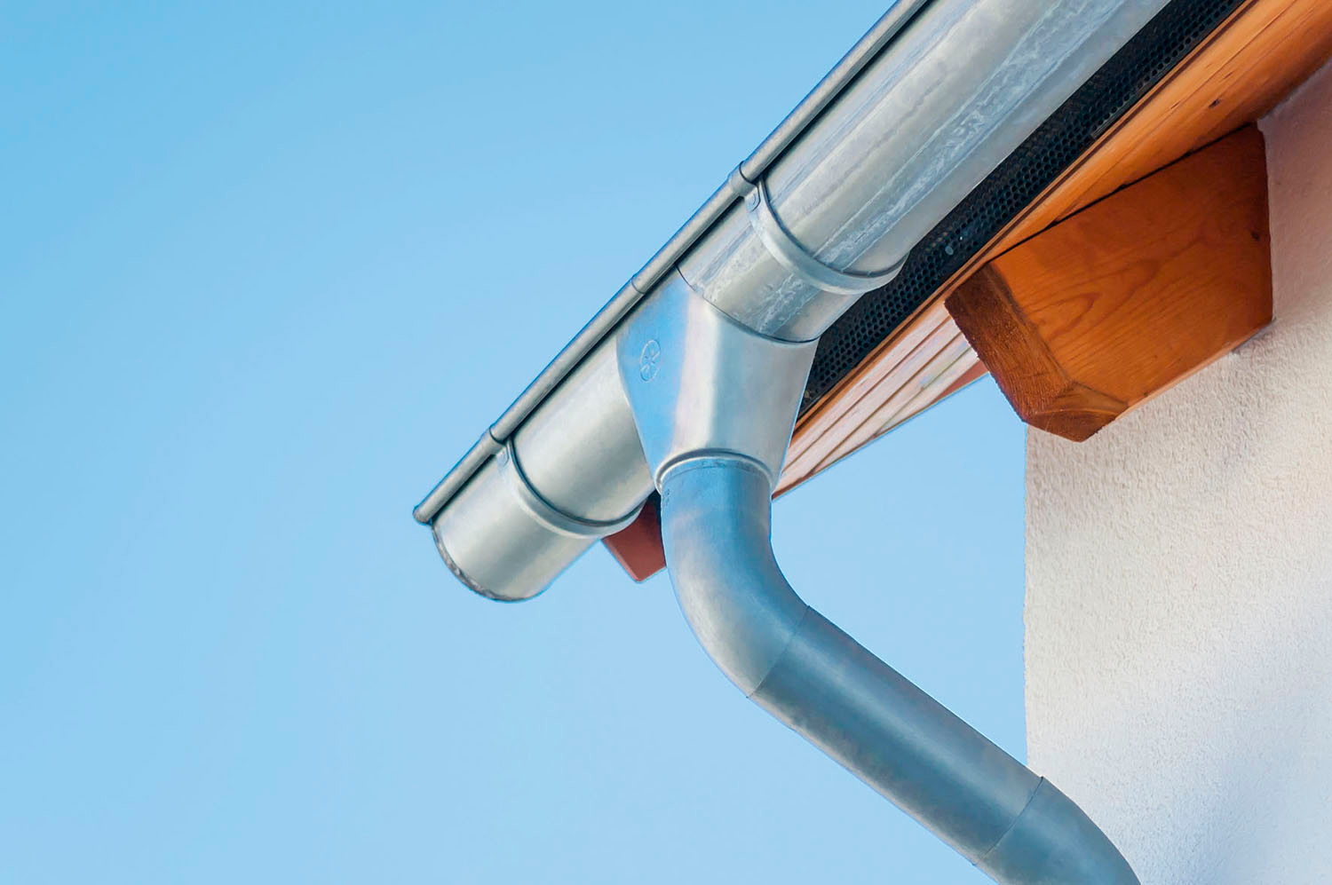 Quels systèmes de gouttières sont les meilleurs en métal ou en plastique, au choix : bon marché et fiable ou beau et durable