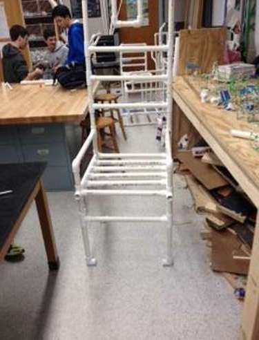 Nous fabriquons des chaises à partir de tuyaux de nos propres mains