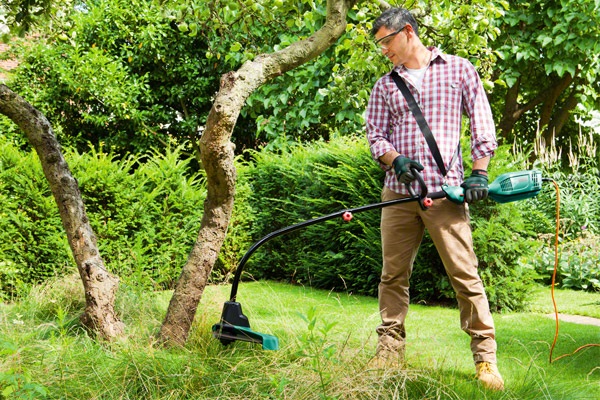 Coupe-herbe électrique - classement des meilleurs modèles + subtilités de choix
