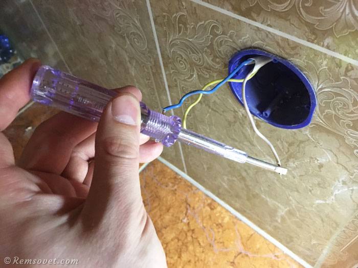 Comment connecter une prise double : installer une prise double dans une prise