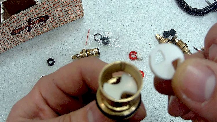 Comment changer le coffre de la grue, compte tenu de sa taille