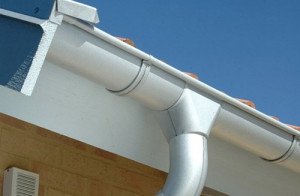 Installation à faire soi-même de gouttières métalliques pour un toit : analyse des technologies + exemple d'installation