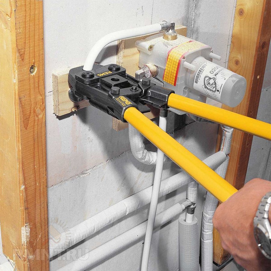 Règles de bricolage pour la réparation de tuyaux métal-plastique