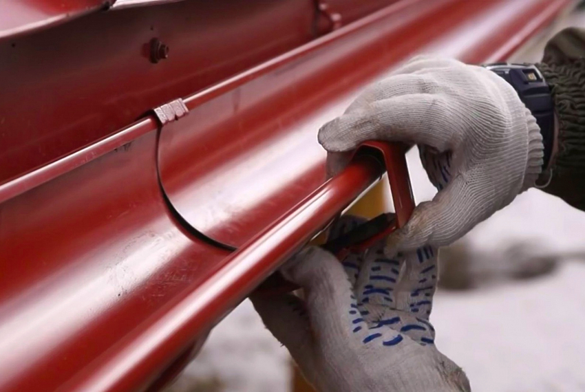 Installation d'un système de drainage: installer des gouttières sur le toit de vos propres mains, installer une structure interne, calculer le nombre de tuyaux