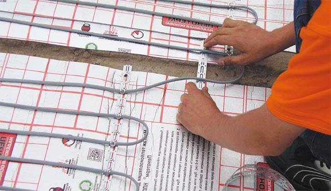 Vue d'ensemble de l'installation d'un plancher chauffant ultra-plat