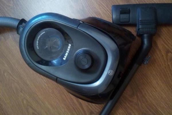 Présentation de l'aspirateur samsung sc4326 : un cyclone puissant de série