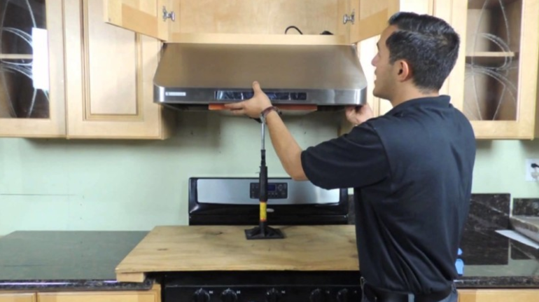 Comment connecter la hotte de la cuisine à la ventilation: un guide de travail