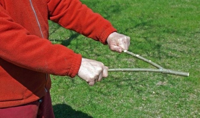 Comment trouver de l'eau pour un puits - un aperçu des 5 méthodes de recherche + méthode de radiesthésie en détail