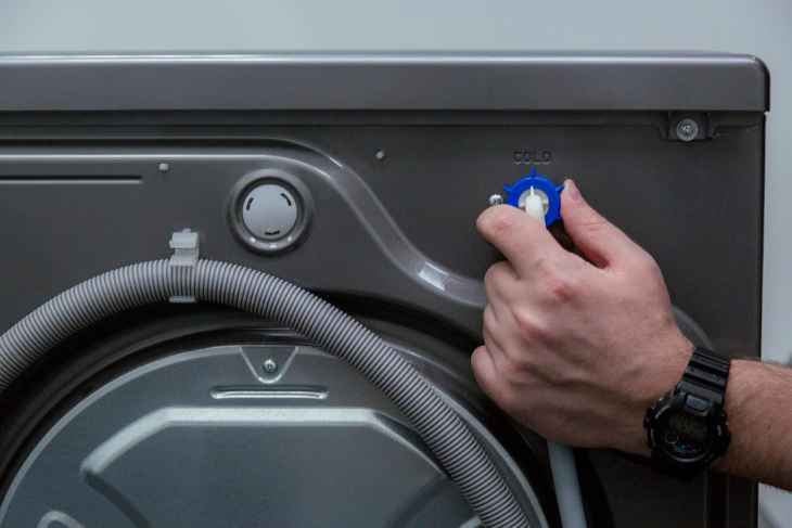 Installation de robinets pour connecter la machine à laver à l'alimentation en eau
