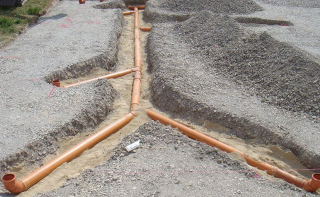 Pose de conduites d'égout dans le sol: règles et nuances technologiques