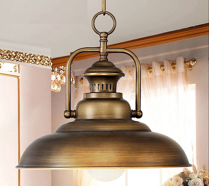 Câblage rétro ouvert dans une maison en bois: élégant et insolite