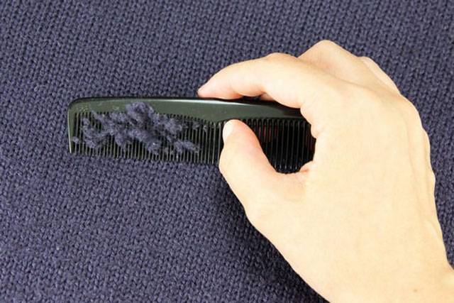 Un outil simple pour enlever le boulochage des vêtements en laine