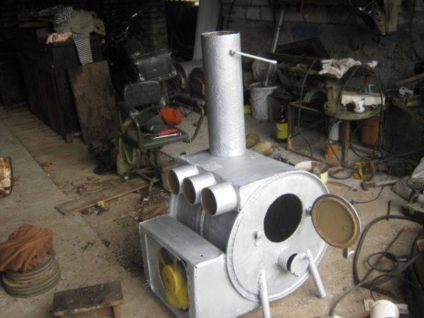 Poêle à ventre à faire soi-même pour une résidence d'été et un garage: instructions pour l'autoproduction