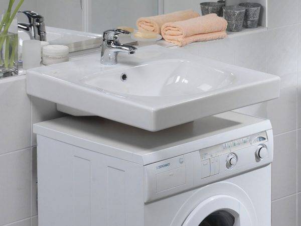Lavabo aux nénuphars : conseils de choix et d'installation lorsqu'il est situé au-dessus du lave-linge
