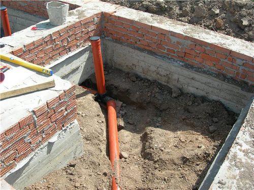 Égouts à faire soi-même pour un bain: schémas possibles et appareil indépendant