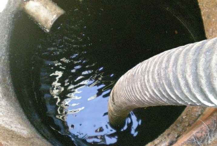 Que faire si les anneaux de la fosse de vidange coulaient: méthodes pour résoudre le problème